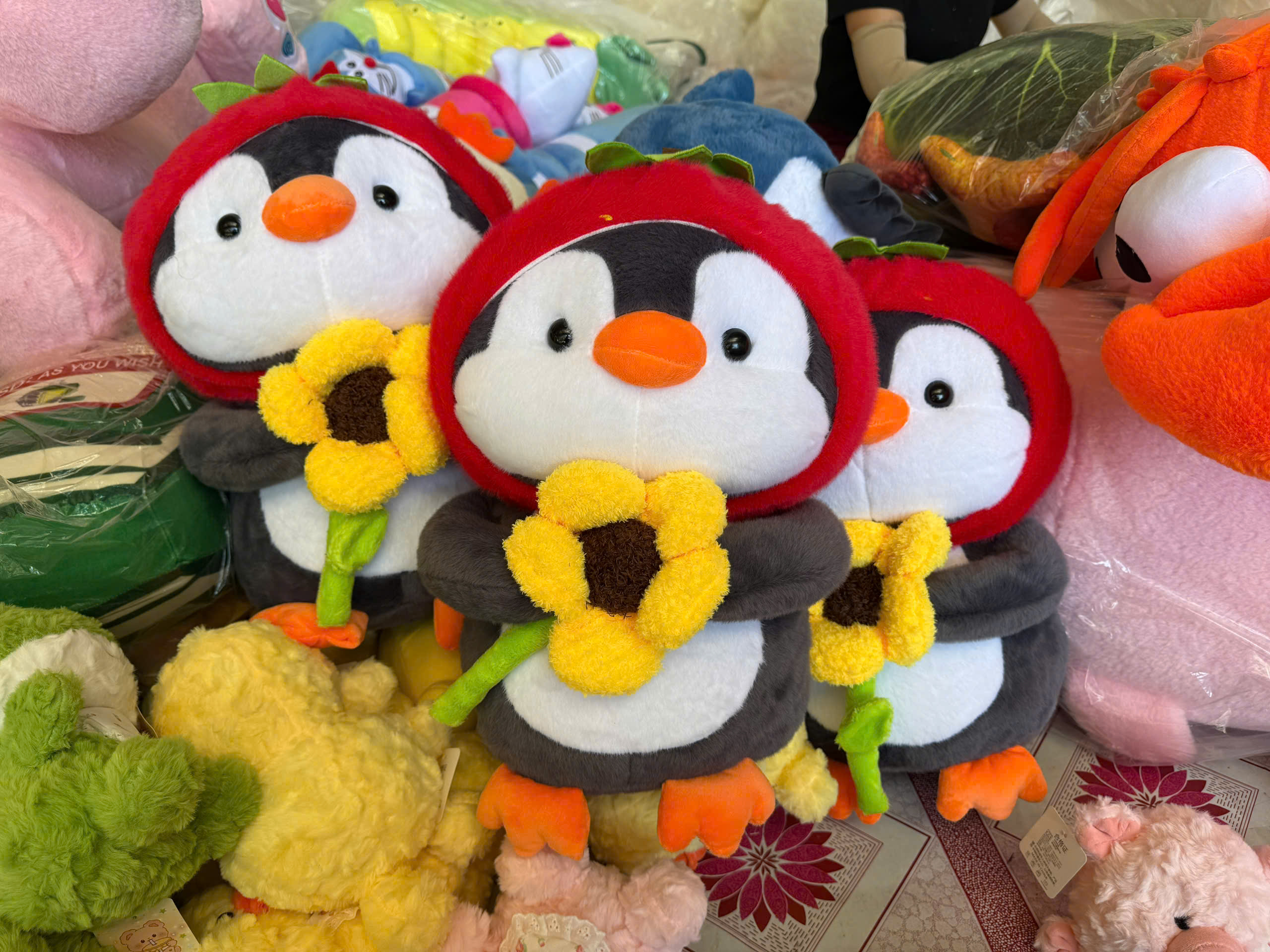 Gấu Bông Chim Cánh Cụt Mũ Dâu Cầm Hoa Hướng Dương 20cm